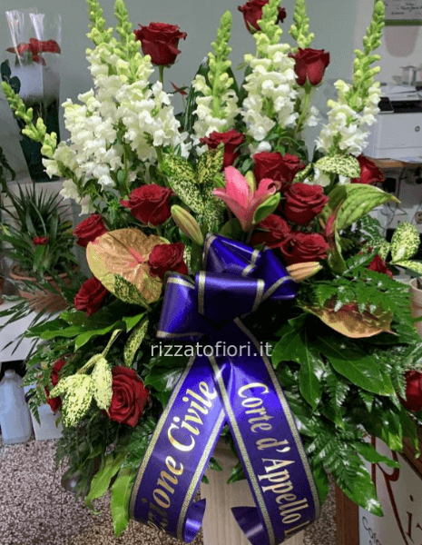 Cuscino funebre con con fiori importanti.